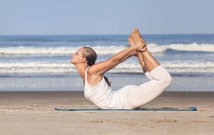 Yoga spiaggia - Posizione dell'arco